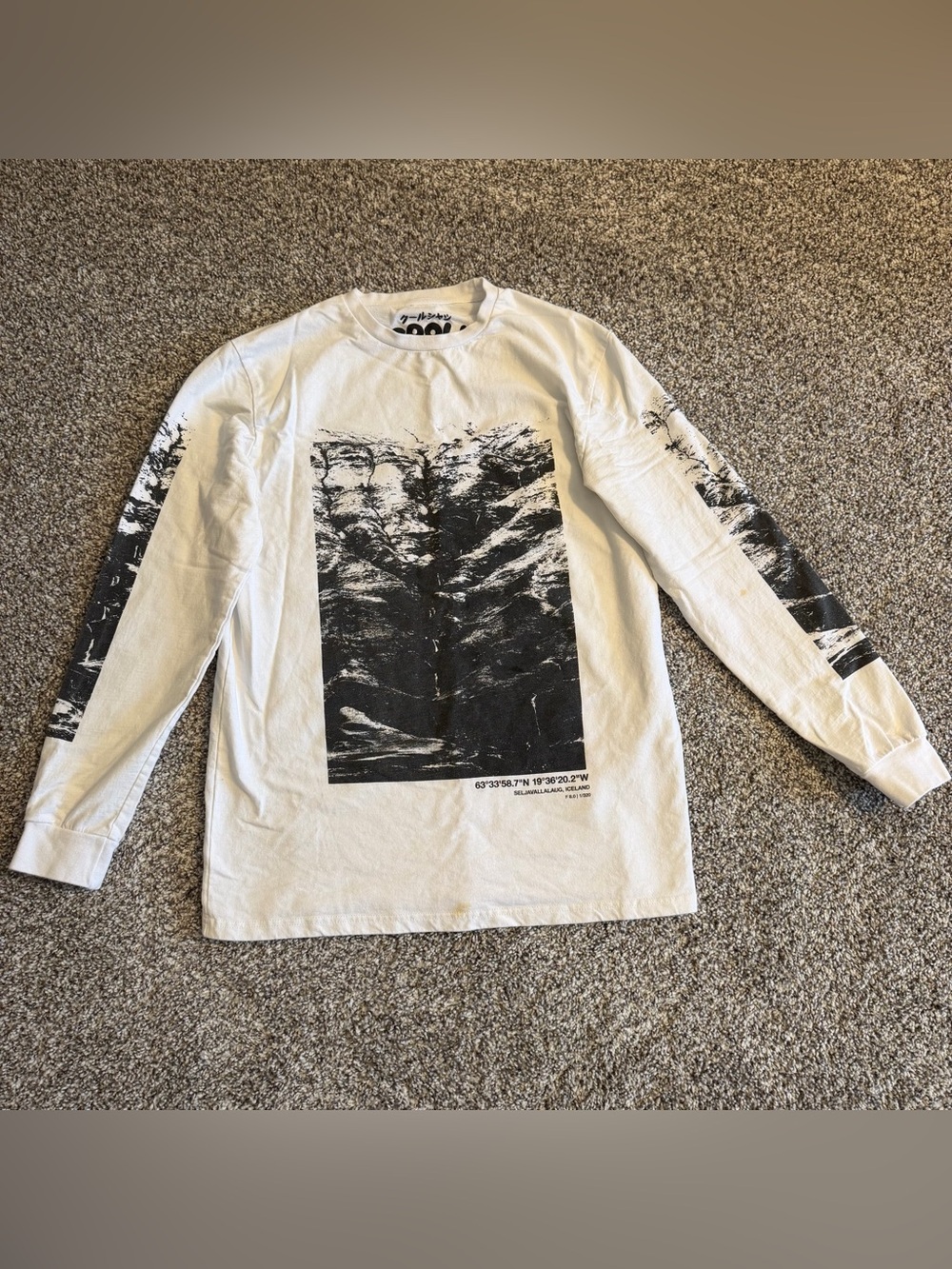 Cool Shirtz - White Long-Sleeve Iceland Graphic Tee